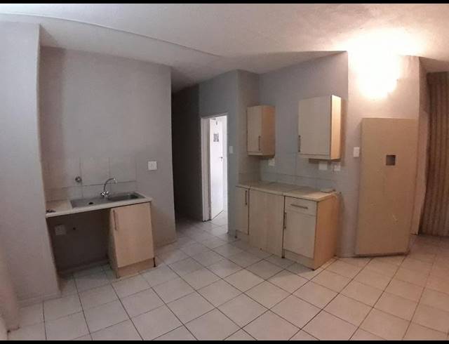 2 BEDROOM PROPERTY TO RENT IN KEMPTON PARK CENTRAL